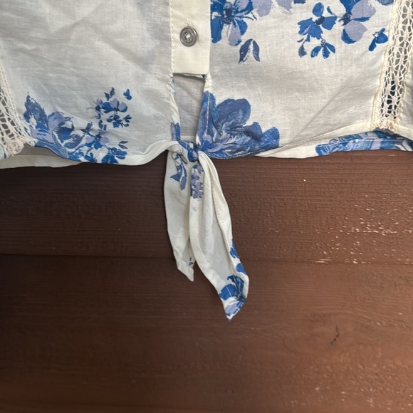 Wild Fable blue floral cropped peasant top size small - Picture 3 of 4